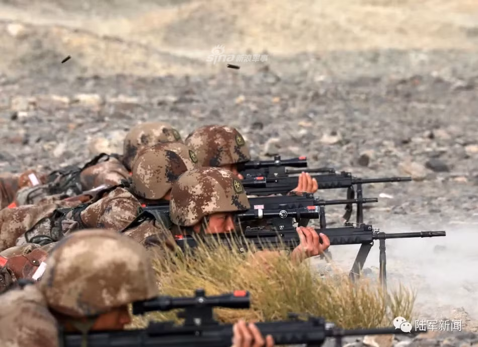 Đây là kiểu huấn luyện cực kỳ trực quan, cho phép tiến hành "chia phe" và tấn công lẫn nhau, đưa ra kết quả chuẩn xác nhất về chiến thuật được sử dụng. Nguồn ảnh: Sina.