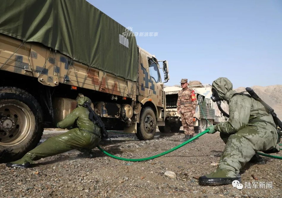 Lực lượng phòng hoá của Trung Quốc tiến hành khử độc phương tiện sau khi tiến qua khu vực ô nhiễm hoá học giả định. Nguồn ảnh: Sina.