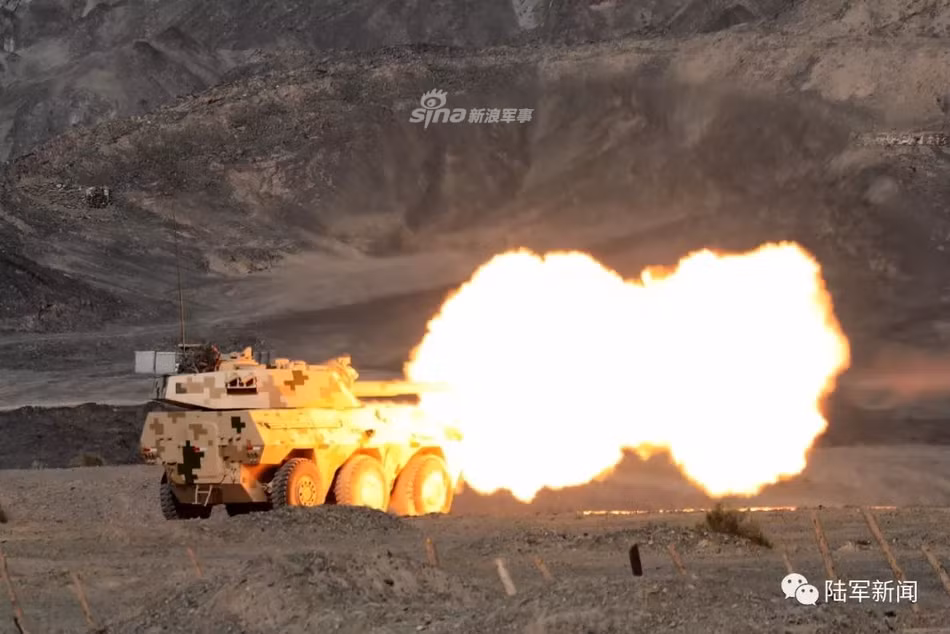 Pháo tự hành chống tăng PTL02 trong biên chế của quân đội Trung Quốc khai hoả tiêu diệt mục tiêu giả định trong cuộc tập trận ở Tân Cương. Nguồn ảnh: Sina.