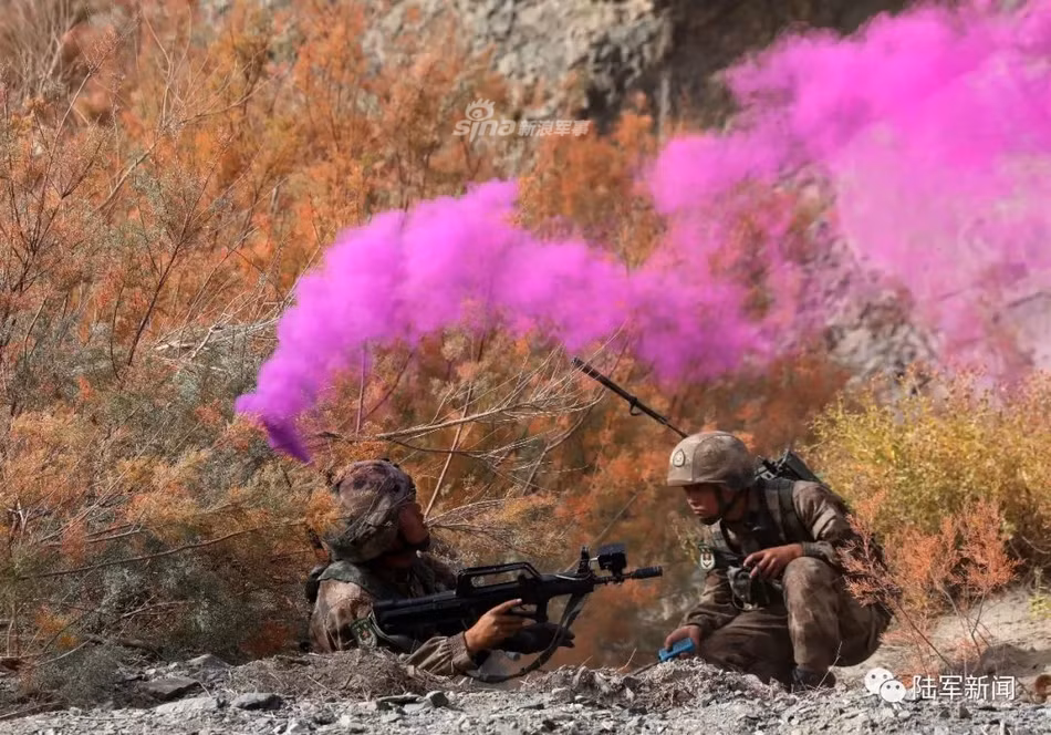 Lính Trung Quốc với hệ thống súng bắn laser và khói sáng trên mũ. Khi bị "trúng đạn" laser từ đối phương, khói trên mũ sẽ bốc ra và người lính đó coi như đã bị "loại khỏi vòng chiến đấu". Nguồn ảnh: Sina.