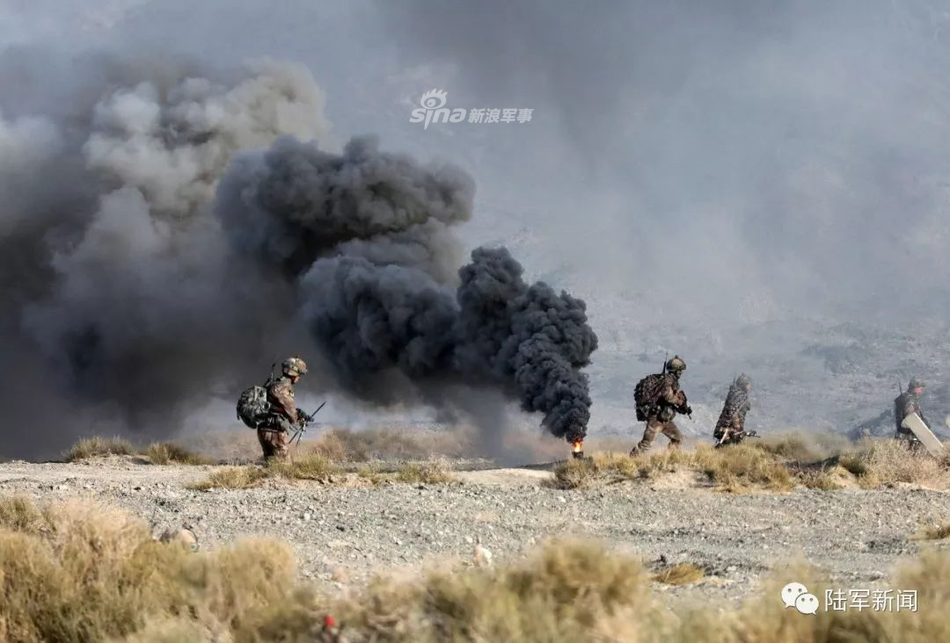 Trong cuộc tập trận của quân đội Trung Quốc vừa diễn ra tại Tân Cương, quân đội Trung Quốc đã huy động và sử dụng rất nhiều loại vũ khí hiện đại với hoả lực mạnh, bắn đạn thật. Nguồn ảnh: Sina.