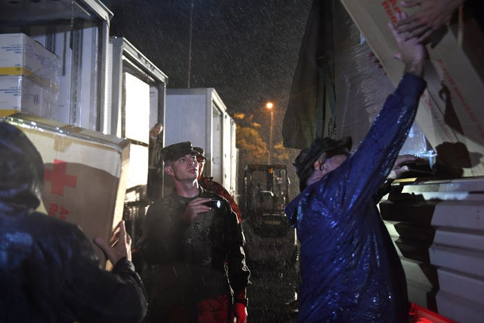 Vệ binh Quốc gia Mỹ đối phó với những thảm hoạ thiên nhiên, đưa hàng viện trợ đến những nơi bị chia cắt trong cơn bão Florence. Nguồn ảnh: BI.