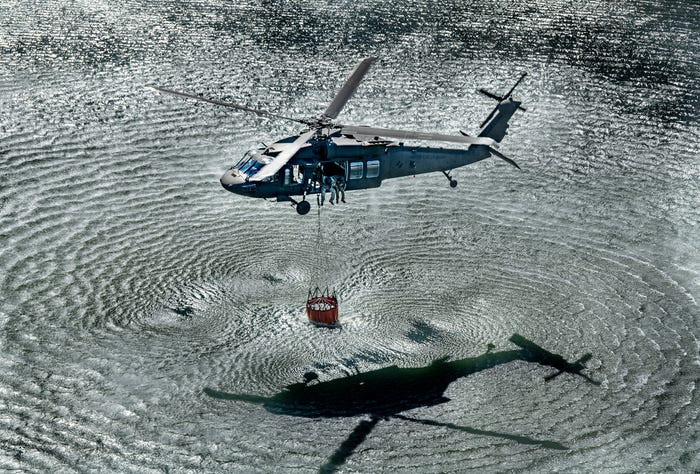 Trực thăng vận tải đa năng BlackHawk của Vệ binh Quốc gia Mỹ làm nhiệm vụ cứu hoả. Nguồn ảnh: BI.