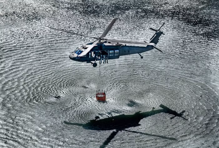 Trực thăng vận tải đa năng BlackHawk của Vệ binh Quốc gia Mỹ làm nhiệm vụ cứu hoả. Nguồn ảnh: BI.