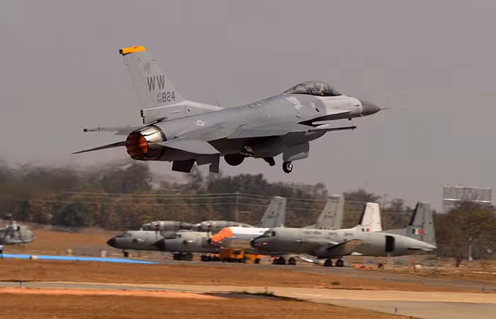 Hiện nay, do F-16 đã dần trở nên lỗi thời nhất là các phiên bản cũ, chiếc chiến đấu cơ này đang được rao bán rất đắt hàng ở thị trường vũ khí quốc tế, nhiều nước có kinh tế khó khăn luôn coi F-16 phiên bản đã từng qua sử dụng là một "cứu cánh" cho lực lượng không quân của mình. Nguồn ảnh: Twitter.