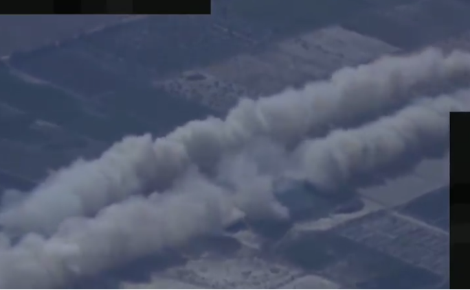 Nhiều chuyên gia cho rằng, việc khói bụi bốc lên mù mịt như thế này chắc chắn sẽ khiến chiếc xe của nghi phạm phải dừng lại do không thấy đường đi. Nếu ngoan cố tiếp tục di chuyển, bụi có thể sẽ làm hỏng động cơ của chiếc xe và sớm muộn gì nó cũng sẽ phải dừng lại. Nguồn ảnh: Twitter.