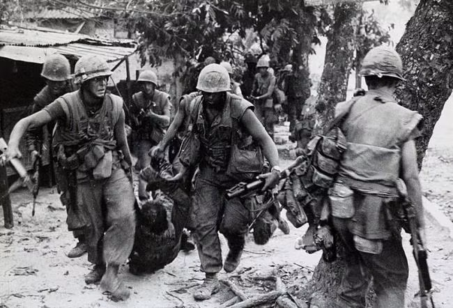 Vào thời kỳ này, hoả lực phi pháo và lựu pháo về cơ bản là không đủ công nghệ để có thể yểm trợ cho các mục tiêu trong đô thị do cần độ chính xác quá cao. Nguồn ảnh: Pinterest.