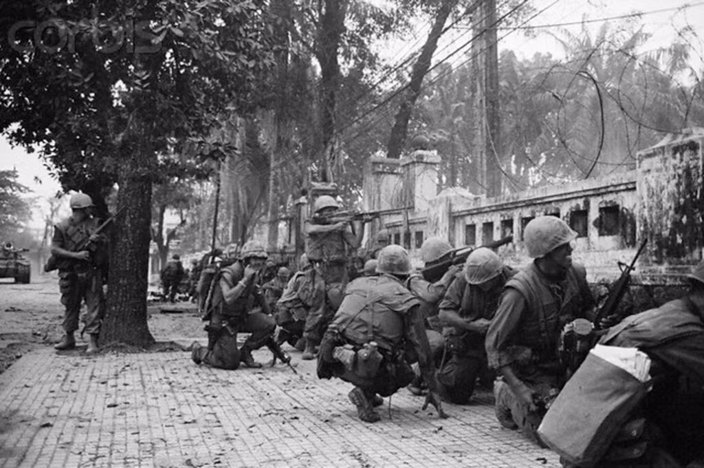 Mặc dù có quân số đông, phương tiện khí tài áp đảo nhưng do quân Mỹ chưa hề được chuẩn bị trước, các đơn vị lục quân được điều phối không hiệu quả, chỗ cần thì thiếu quân, chỗ không cần lại thừa quân số. Nguồn ảnh: Pinterest.