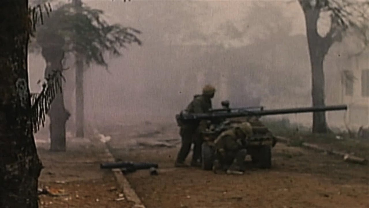 Các loại hoả lực hạng nặng cũng tỏ ra yếu thế khi tác chiến trong môi trường đô thị khiến quân đội Mỹ phải loay hoay đối phó do đã quen chiến đấu dưới sự yểm trợ của hoả lực hạng nặng. Nguồn ảnh: Pinterest.