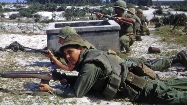 Sau khi chịu đòn tất công tổng lực bất ngờ của quân giải phóng vào toàn bộ các mục tiêu trọng yếu ở miền Nam Việt Nam, quân đội Mỹ gần như vỡ trận, co cụm phản ứng nhỏ lẻ, không có sự phối hợp. Nguồn ảnh: Pinterest.