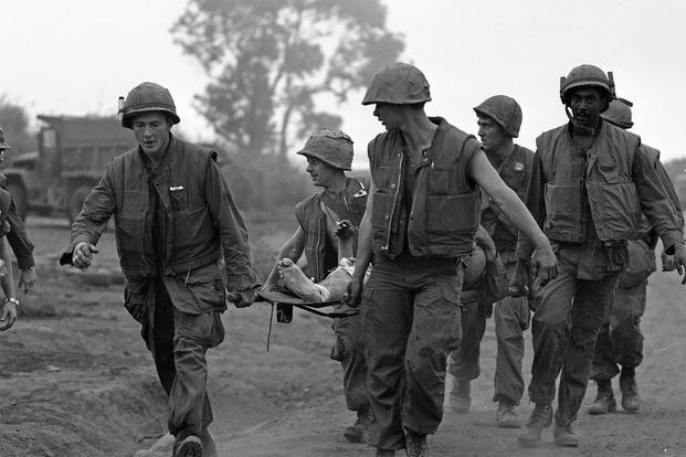 Lính Mỹ di tản thương binh khi đụng độ với quân giải phóng ở ngoại ô Huế trong trận Mậu Thân năm 1968. Nguồn ảnh: Pinterest. 