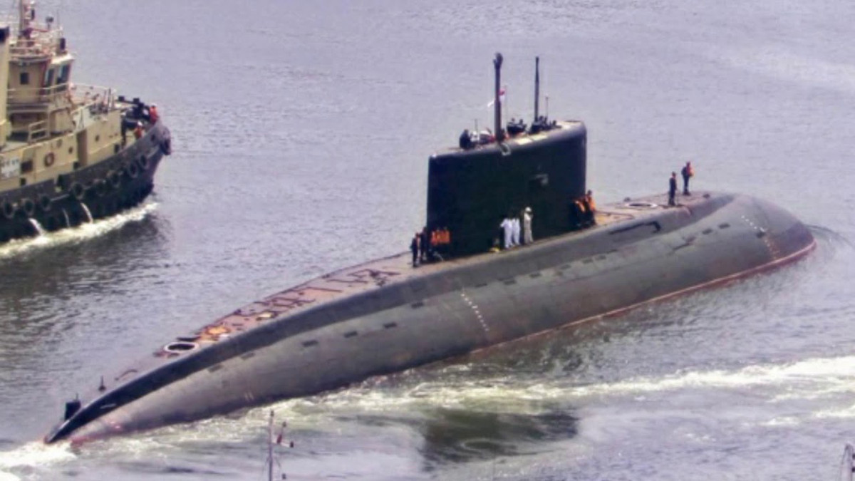 Loại tên lửa hành trình được sử dụng trên tàu ngầm Kilo INS Sindhuvir đó là tên lửa Kalibr, cho phép tên lửa khai hỏa tấn công các mục tiêu biển ở khoảng cách lên tới 220 km. Nguồn ảnh: Pinterest.
