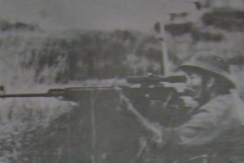 Bắt đầu được sản xuất hàng loạt từ năm 1964, súng bắn tỉa Dragunov do Liên Xô sản xuất lần tiên được sử dụng với số lượng lớn trên chiến trường Việt Nam. Nguồn ảnh: TL.