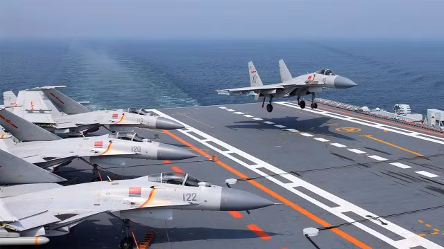 Dù là tàu sân bay thứ hai của Trung Quốc nhưng hàng không mẫu hạm Sơn Đông hiện tại là tàu sân bay duy nhất của nước này đảm nhận nhiệm vụ trực chiến. Tàu sân bay còn lại - chiếc Liêu Ninh chỉ làm nhiệm vụ huấn luyện. Nguồn ảnh: QQ.