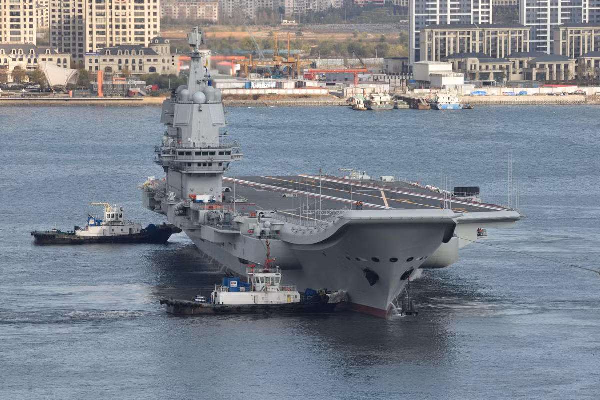 Dưới sự chỉ huy của người thuyền trưởng bất đắc dĩ, Khinh hạm hộ vệ tên lửa Liên Vân Cảng đã là một trong những tàu có màn trình diễn rất tốt của cuộc tập trận. Sau khi cuộc tập trận kết thúc, Lại Nghĩa Quân được phong vượt quân hàm, trở thành chỉ huy trưởng Sư đoàn Khinh hạm thuộc Hạm đội Đông Hải. Nguồn ảnh: QQ.