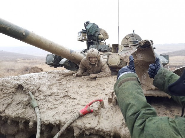 Khi đã có thể vượt qua được đủ mọi loại địa hình ở Nga, chắc chắn xe tăng T-90 sẽ hoạt động tốt ở mọi điều kiện địa hình tại Việt Nam chỉ với những công cụ thô sơ mà hiệu quả này. Nguồn ảnh: Rumil.