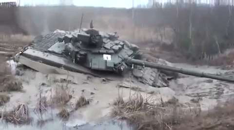 Khác với xe tải thông thường, xe tăng thường không được trang bị tời kéo do chúng có trọng lượng quá lớn, giả sử trong trường hợp được trang bị tời cũng rất khó hoạt động vì không có mấy thân cây đủ sức chịu đựng sức ì của những chiếc xe tăng này. Nguồn ảnh: Rumil.