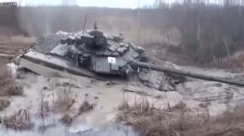 Khác với xe tải thông thường, xe tăng thường không được trang bị tời kéo do chúng có trọng lượng quá lớn, giả sử trong trường hợp được trang bị tời cũng rất khó hoạt động vì không có mấy thân cây đủ sức chịu đựng sức ì của những chiếc xe tăng này. Nguồn ảnh: Rumil.