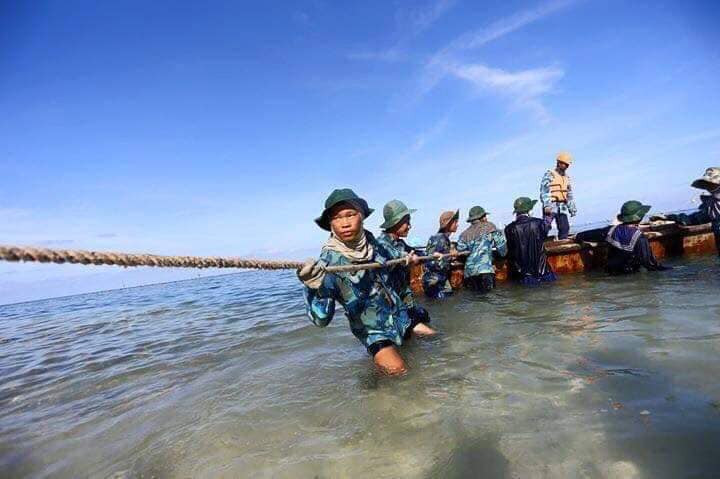 Các thiết bị hỗ trợ như máy xúc, máy cẩu trị giá nhiều tỷ Đồng đều không hoạt động được ở hải đảo quá một năm vì bị gió biển mặn ăn mòn rất nhanh. Nguồn ảnh: TTTDHCM.