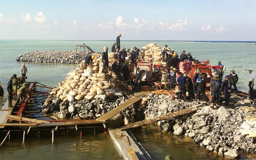 Đó là chưa kể đễn việc, công sức nhiều tháng trời của lính công binh hoàn toàn có thể bị biển khơi xoá sạch chỉ sau một cơn bão. Nguồn ảnh: TTTDHCM.