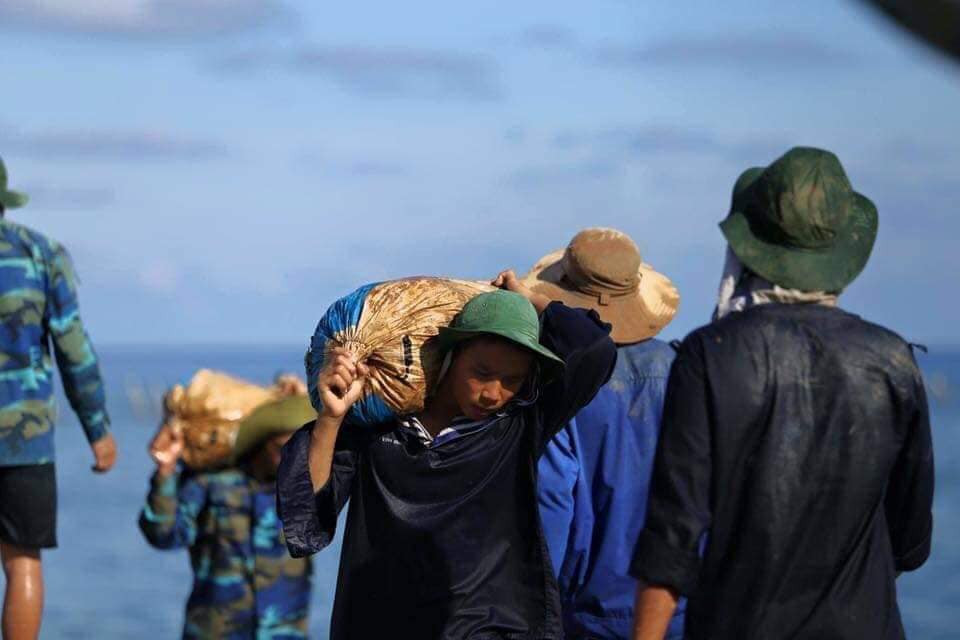Lực lượng công binh xây dựng được huy động vào công việc này cũng được "đảo quân" liên tục để đảm bảo sức khoẻ của người lính. Nguồn ảnh: TTTDHCM.