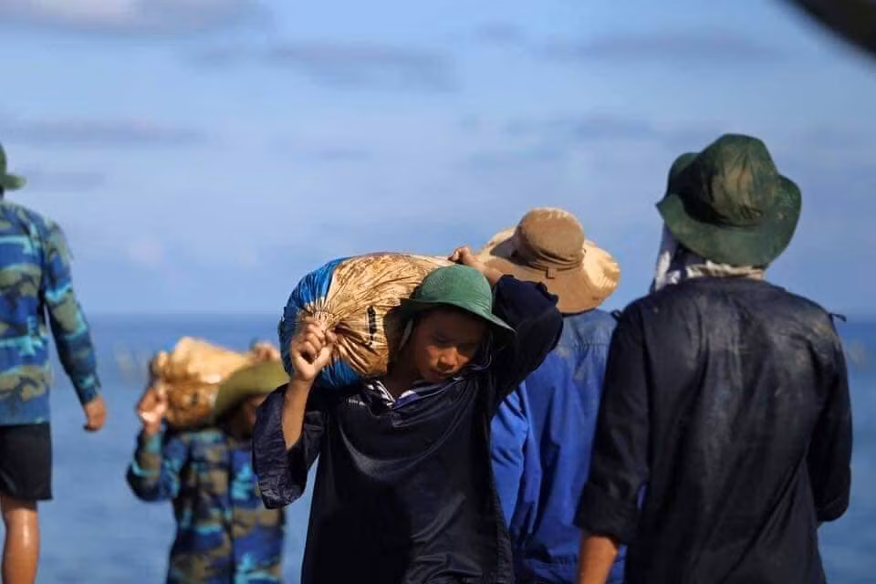 Lực lượng công binh xây dựng được huy động vào công việc này cũng được "đảo quân" liên tục để đảm bảo sức khoẻ của người lính. Nguồn ảnh: TTTDHCM.