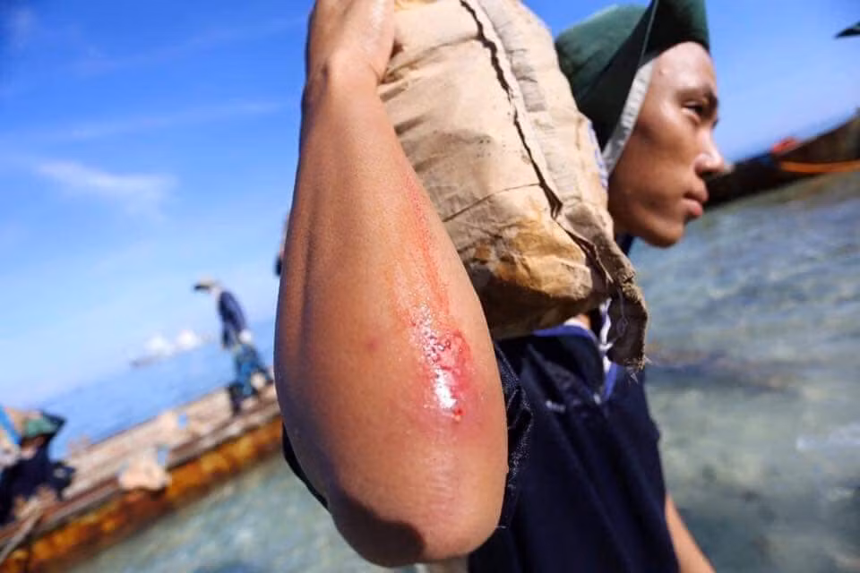 Giữa bốn bề là sóng biển và gió mặn, các loại máy móc được huy động tới đây đều chịu thua điều kiện tự nhiên. Chỉ có sức người là có thể khuất phục được biển khơi. Nguồn ảnh: TTTDHCM.