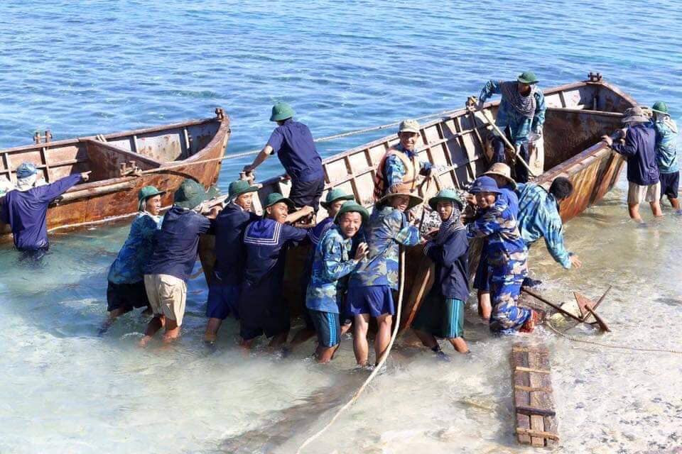 Chỉ có những chiếc xuồng kéo bằng sức người là có thể chịu đựng được khí hậu khắc nghiệt ở nơi đây. Nguồn ảnh: TTTDHCM.