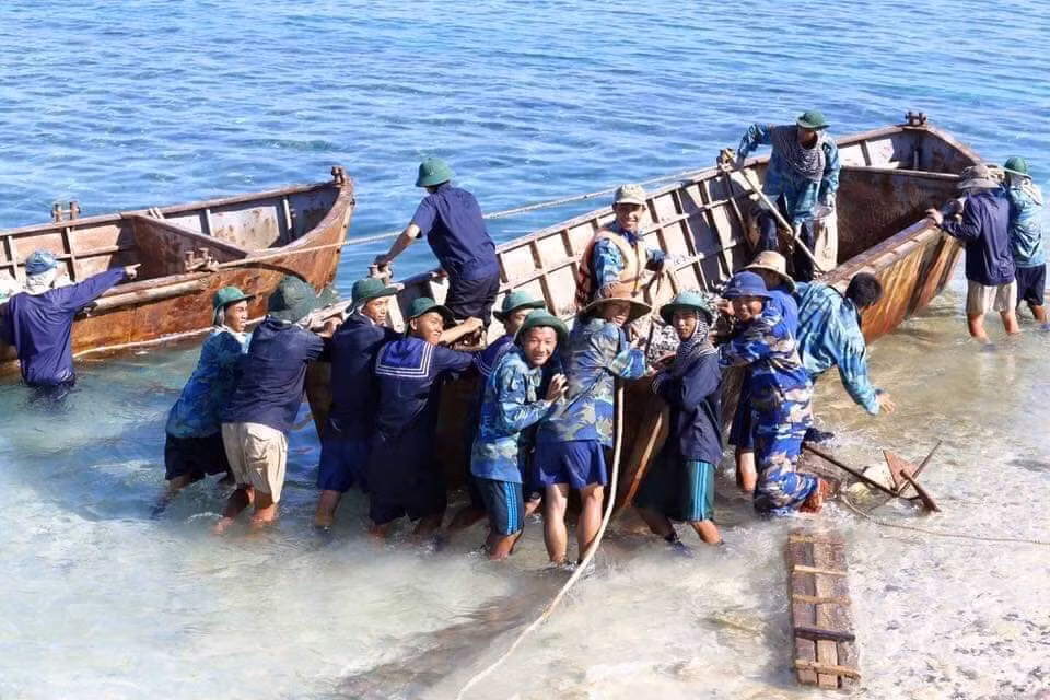 Chỉ có những chiếc xuồng kéo bằng sức người là có thể chịu đựng được khí hậu khắc nghiệt ở nơi đây. Nguồn ảnh: TTTDHCM.