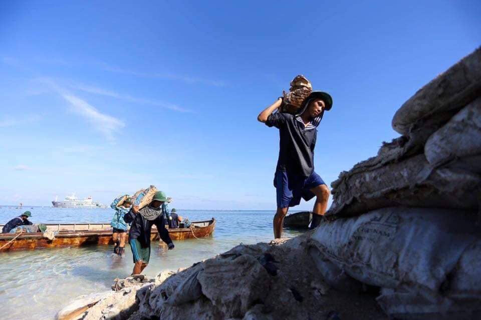 Từng nắm cát, viên gạch đều được vận chuyển từ trong đất liền ra và được đưa lên đảo bằng sức người. Nguồn ảnh: TTTDHCM.