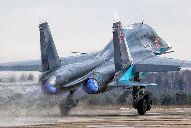 Cụ thể, các tiêm kích của Nga phụt ra lửa màu xanh là do toàn bộ nhiên liệu đều đã bị đốt sạch trong buồng. Quầng lửa màu xanh là hậu quả của việc các phân tử trong không khí bị ion hóa ở nhiệt độ cao kết hợp với chất thải nhiên liệu sau khi đốt. Nguồn ảnh: Pinterest.