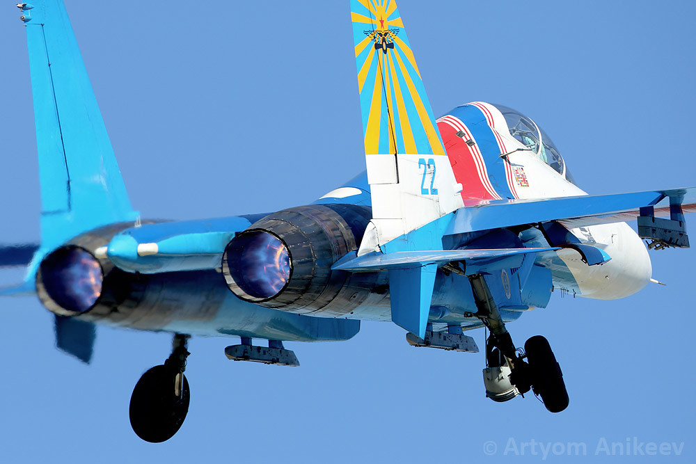 Trong một vài trường hợp, tiêm kích của Nga khi có tuổi đời cao, hệ thống đốt làm việc không hiệu quả vẫn sẽ phụt ra lửa đỏ hoặc vàng vì khi đó hệ thống đốt không đốt sạch được nhiên liệu phun vào động cơ. Nguồn ảnh: Pinterest.