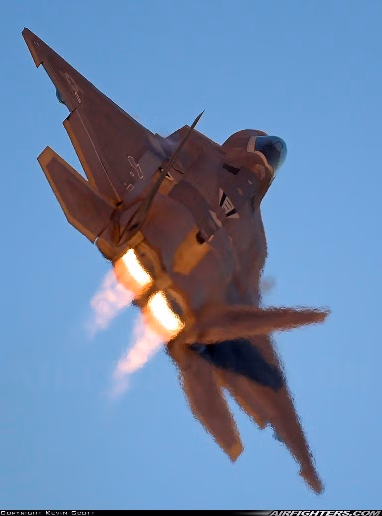 Thậm chí tới cả những tiêm kích hiện đại như F-22 Raptor của Mỹ cũng "bùng cháu" ở hai động cơ khi nó đốt sau để lấy độ cao. Nguồn ảnh: Pinterest.