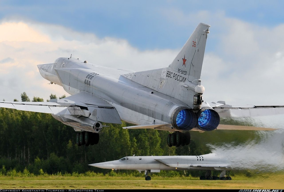 Tất nhiên, lời giải thích nêu trên nghe có vẻ... khoa học hơn nhiều so với việc nhiều phi công Nga thường đùa rằng họ đốt... rượu vodka trong buồng động cơ để tạo ra quầng lửa xanh cực kỳ bắt mắt. Nguồn ảnh: Pinterest.