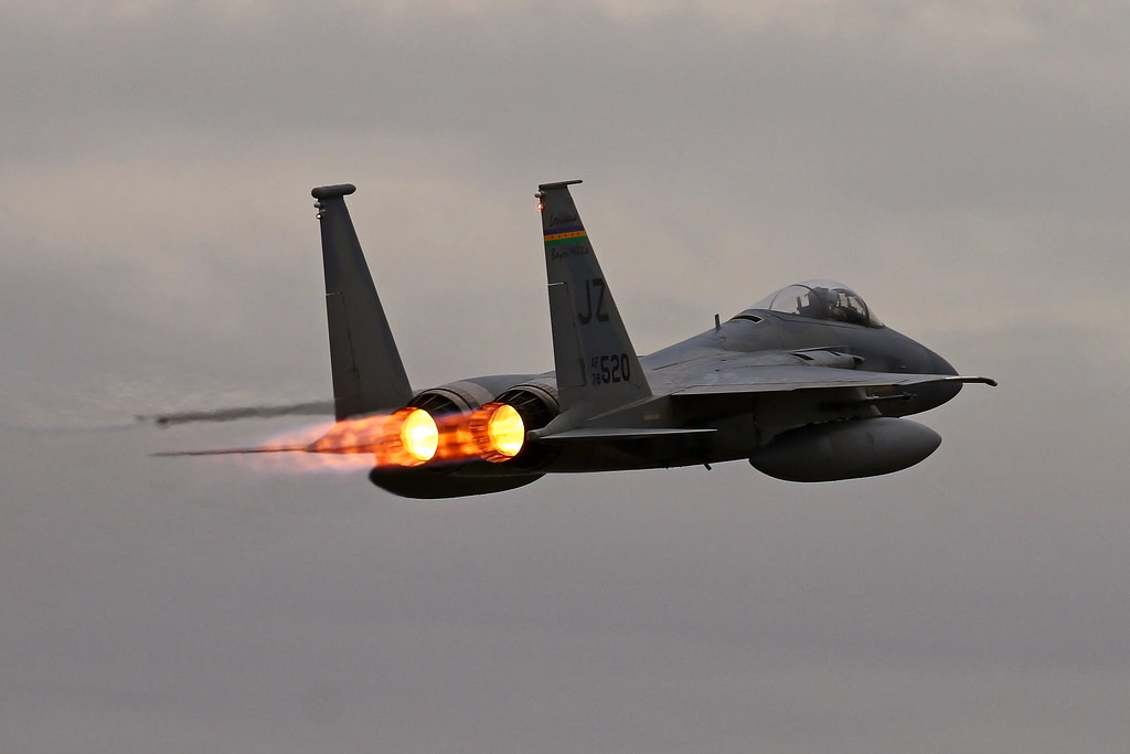 Về cơ bản đây chính là màu của lửa khi đang cháy. Quầng lửa này phát ra do nhiên liệu thừa trộn lẫn với không khí bị thổi ra ngoài sau khi máy bay đốt trong. Có thể coi đây là hành động "phụt lửa" theo đúng nghĩa đen. Nguồn ảnh: Pinterest.