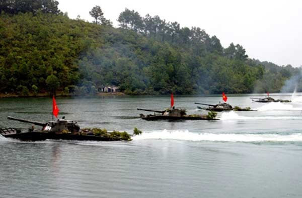 Xe được trang bị hoả lực chính bao gồm một khẩu pháo D-56T cỡ nòng 76,2mm cùng với cơ số đạn dự trữ 40 viên. Ngoài ra xe còn dwduocj gắn thêm một súng máy đồng trục cỡ nòng 7,62mm và 1000 viên đạn. Nguồn ảnh: Forces.