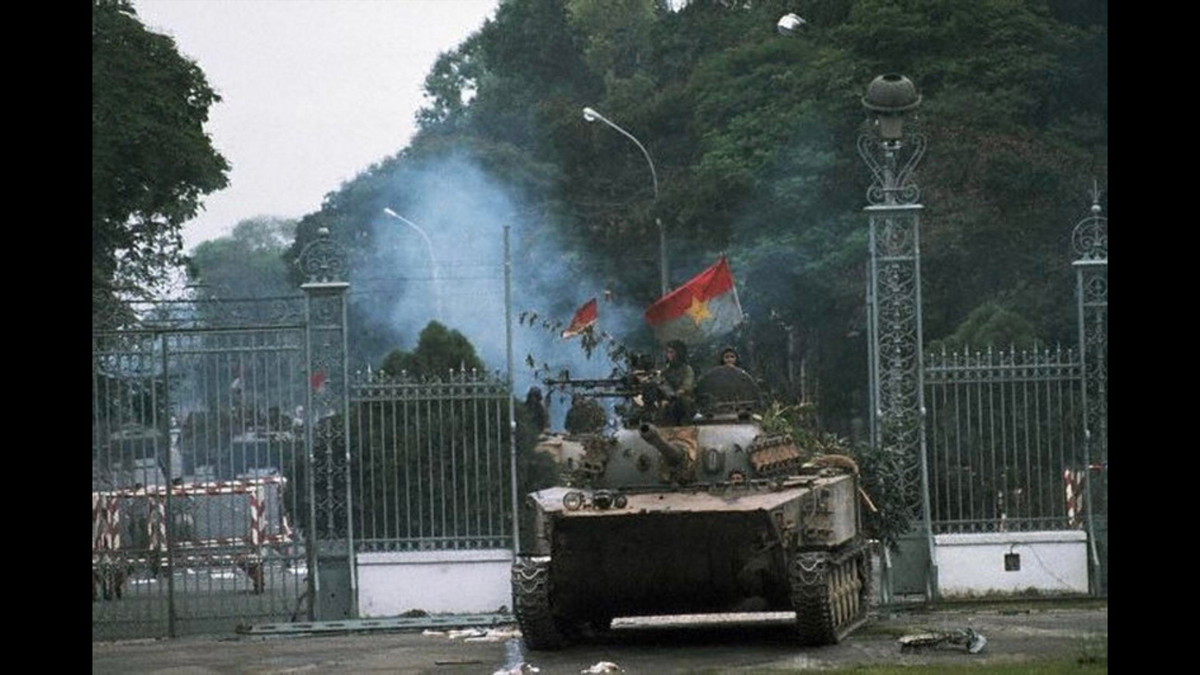 Trong biên chế của quân đội Liên Xô, xe tăng hạng nhẹ PT-76 được sử dụng làm loại xe tăng trinh sát tiêu chuẩn. Trong khi đó ở Việt Nam, chúng ta không ngần ngại sử dụng đây như loại xe tăng xung kích bên cạnh đội hình của xe tăng T-54/55. Nguồn ảnh: TL.