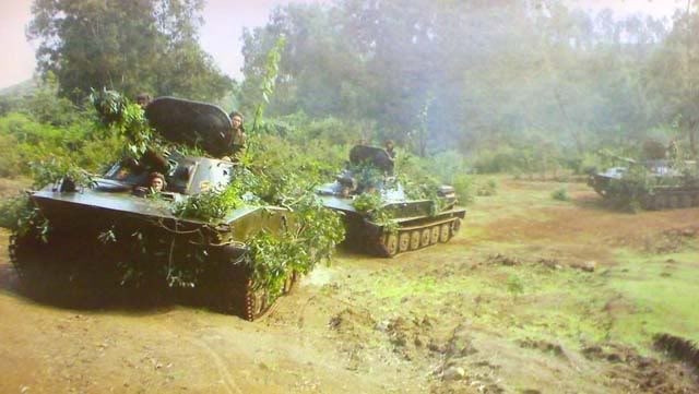 Động cơ của xe tăng lội nước PT-76 có sức kéo khoảng 16,5 mã lực/tấn kèm theo đó là sức chứa nhiên liệu tối đa 250 lít. Khi hoạt động trên bộ, tốc độ của xe đạt tối đa 44 km/h và tầm hoạt động 400 km. Nguồn ảnh: Tanker.