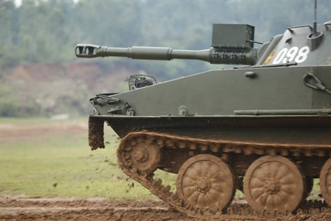 Cách đây vài năm, xe tăng PT-76 còn được Việt Nam tự cải biên, tăng thêm sức mạnh bằng cách gắn thêm hệ thống đo xa - cho phép pháo thủ lấy phần tử bắn chính xác để khai hoả khẩu pháo 76,2mm. Nguồn ảnh: QPVN.