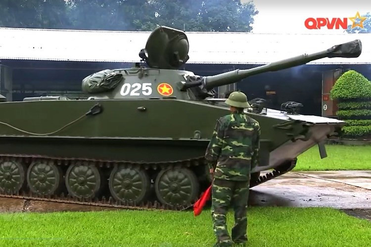 Thiết kế của PT-76 mang đậm phong cách của Liên Xô. Mặc dù xe cần trọng lượng nhẹ để lội nước, tuy nhiên giáp của PT-76 vẫn được làm vát nghiêng rất lớn ở phía trước. Nguồn ảnh: QPVN.