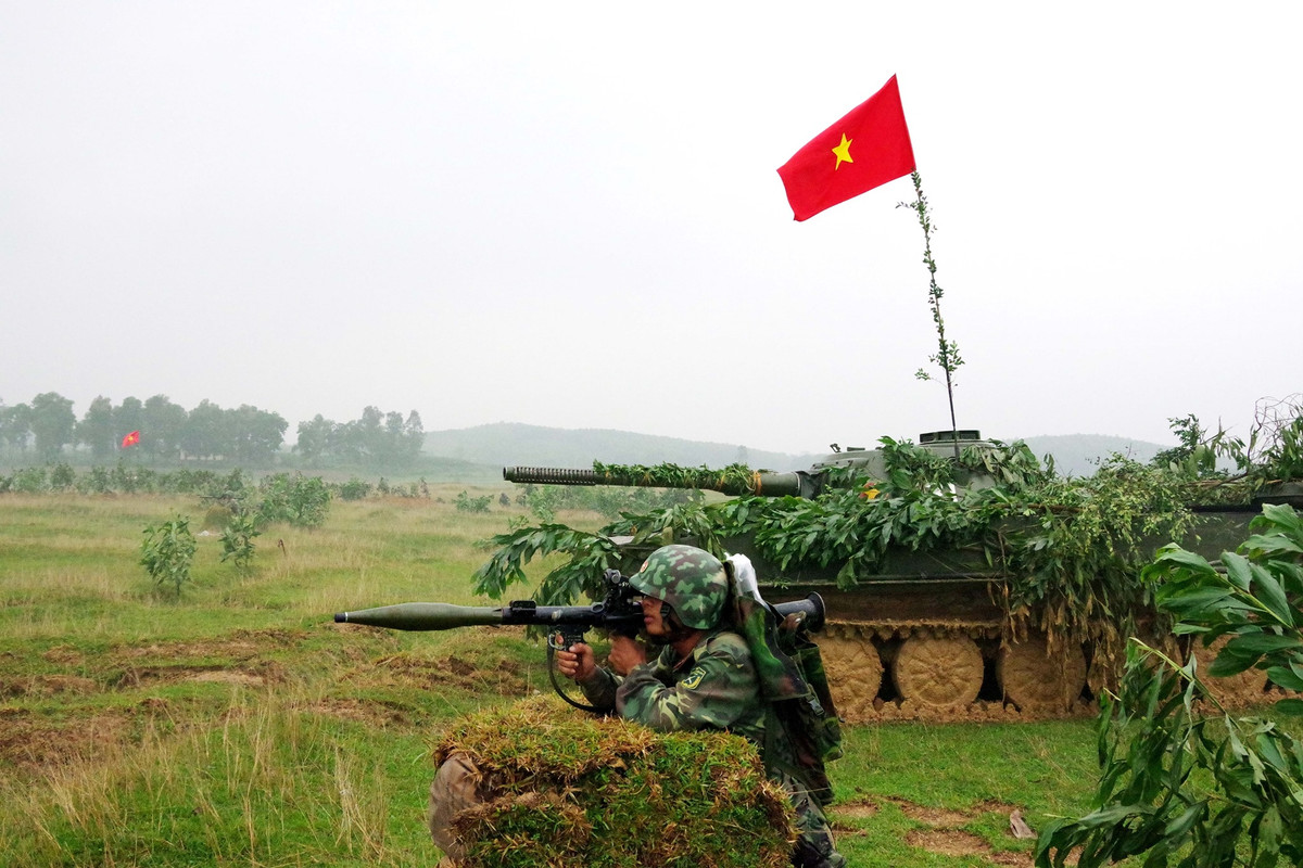 Khả năng lội nước của PT-76 thực chất là khả năng bơi. Khác với các loại xe tăng hiện đại như T-90 vốn dĩ sẽ cần thông ống thông hơi để qua sống bằng cách bò dưới đáy, PT-76 có khả năng bơi trên mặt nước, vừa di chuyển, vừa dội hoả lực về phía đối phương. Nguồn ảnh: QDND.