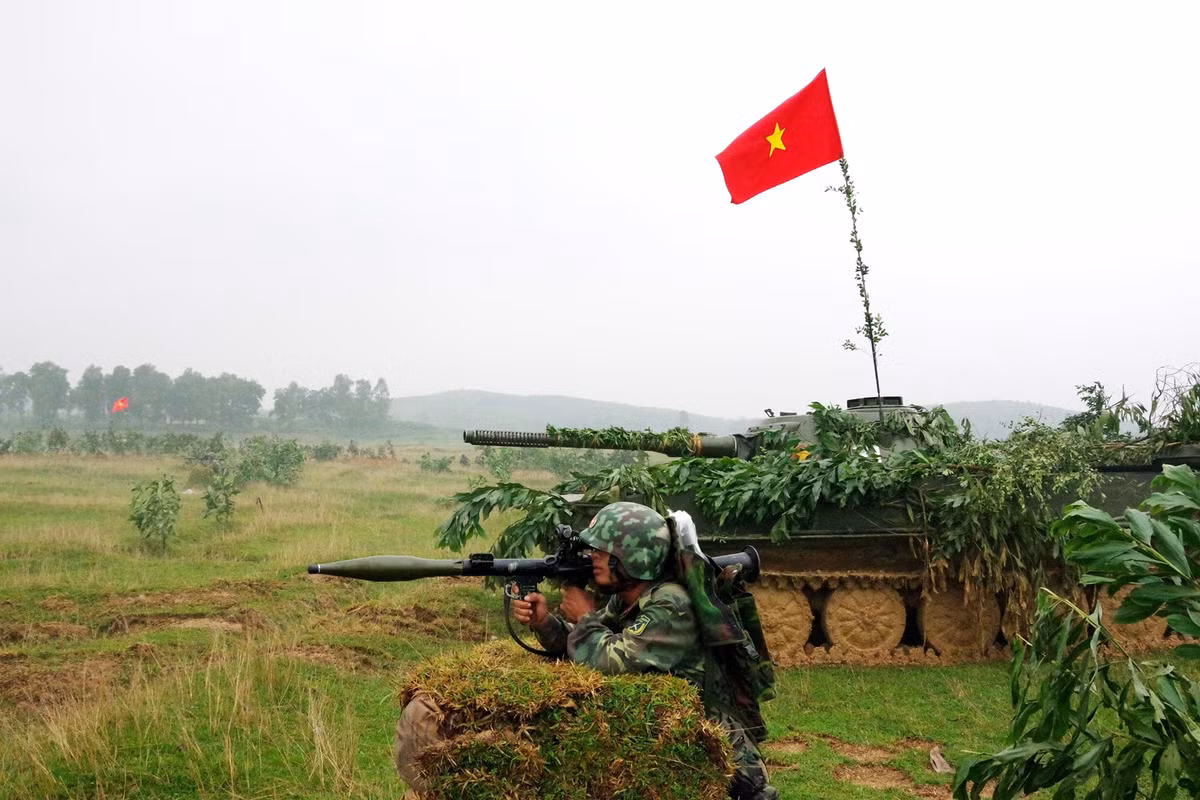 Khả năng lội nước của PT-76 thực chất là khả năng bơi. Khác với các loại xe tăng hiện đại như T-90 vốn dĩ sẽ cần thông ống thông hơi để qua sống bằng cách bò dưới đáy, PT-76 có khả năng bơi trên mặt nước, vừa di chuyển, vừa dội hoả lực về phía đối phương. Nguồn ảnh: QDND.