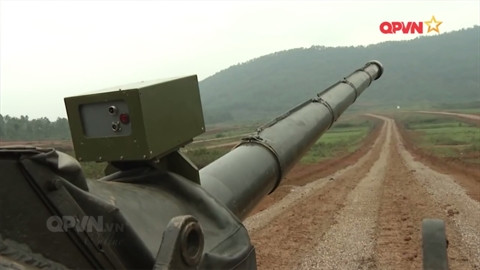 Hệ thống đo xa này giúp các xe tăng lội nước PT-76 có khả năng khai hoả chính xác với mục tiêu ở khoảng cách xa, phù hợp với nhiệm vụ yểm trợ hoả lực cho bộ binh tiến công - vai trò chính của PT-76 trong biên chế của quân đội ta ở thời điểm hiện tại. Nguồn ảnh: QPVN.