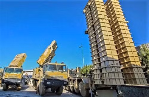 Điều cần quan tâm là vũ khí được kỳ vọng nhất của Syria - hệ thống tên lửa phòng không tầm xa S-300PMU-2 vẫn hoàn toàn im hơi lặng tiếng một cách cực kỳ khó hiểu