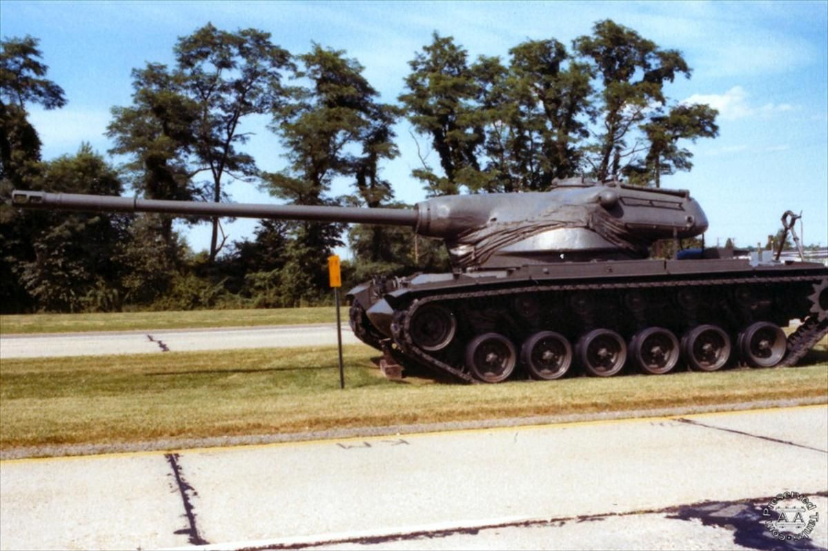 Giáp của xe tăng T54 do Mỹ sản xuất về cơ bản là vượt trội phần lớn các xe tăng hạng trung cùng thời khi lớp giáp trước của nó được vát nghiêng tới 60 độ và có độ dày lên tới 220mm. Nguồn ảnh: Pinterest.