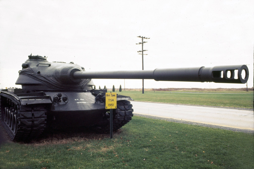 Tổng cộng có ba mẫu thử nghiệm của T54 Mỹ từng được sản xuất, tất cả đều sử dụng pháo chính 105mm (so với pháo 100mm của T-54). Tuy nhiên, thay đổi nhiều nhất là ở phần tháp pháo. Nguồn ảnh: Pinterest.