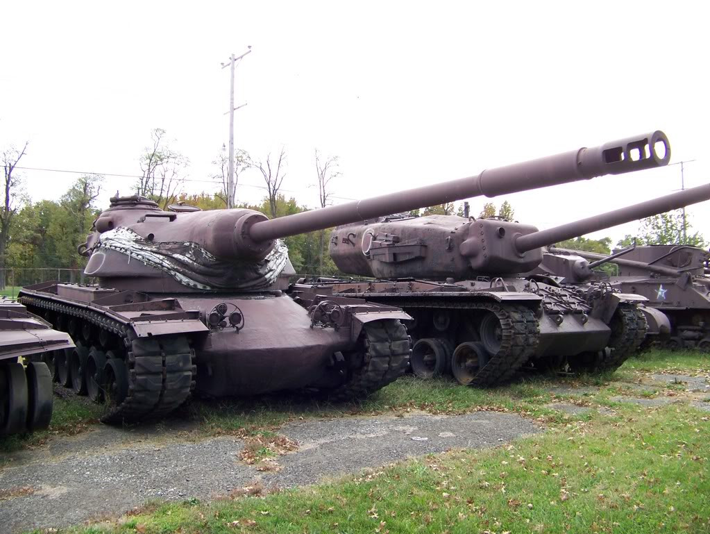 Ngoài khẩu pháo chính, xe còn được trang bị một khẩu súng máy gắn trên nóc tháp pháo cỡ nòng 12,7mm, kèm theo đó là một súng máy đồng trục cỡ nòng 7,62mm. Nguồn ảnh: Pinterest.