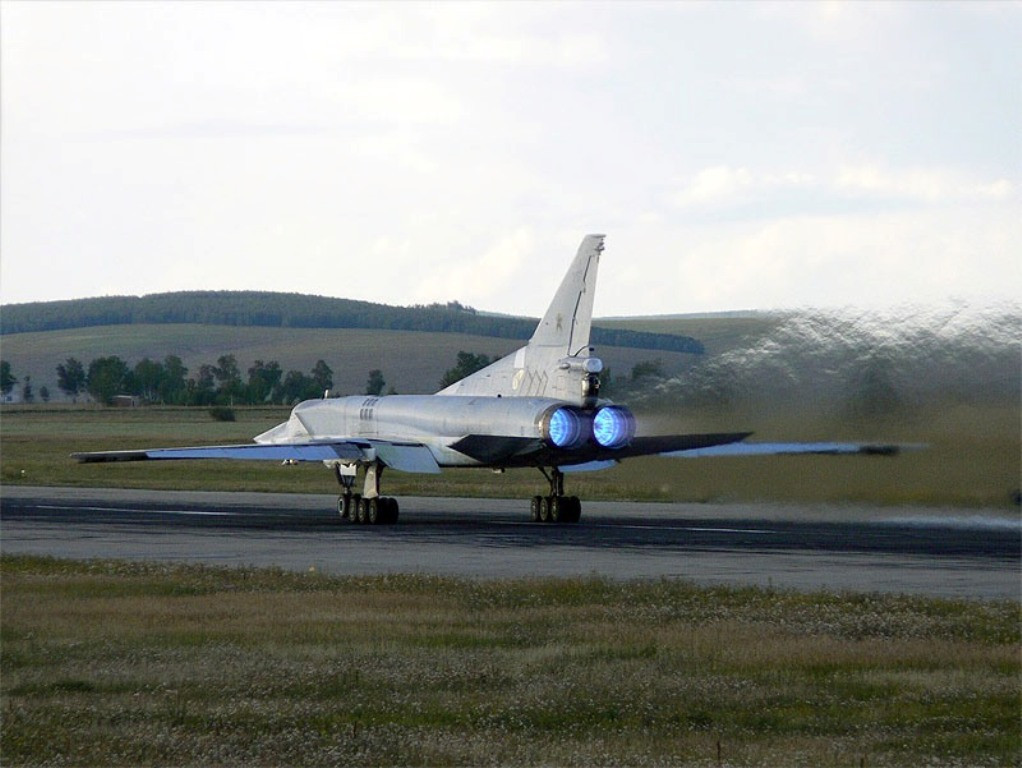 Máy bay ném bom Tu-22M có thiết kế cánh cụp cánh xoè cực kỳ độc đáo, cho phép nó bay được với quãng đường tối đa 2400 km, mang theo 12 tấn bom và có khả năng bay với tốc độ 2000 km/h. Nguồn ảnh: Rumil.