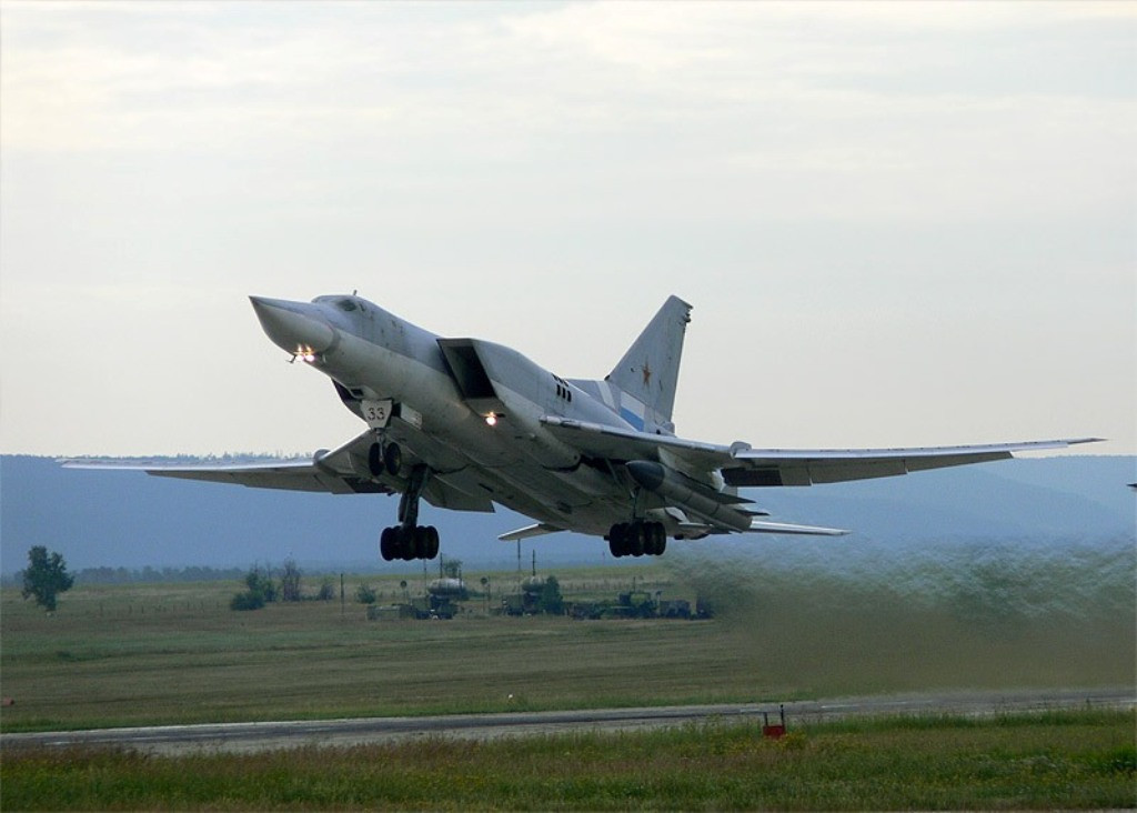 Hiện tại, các phiên bản hiện đại nhất của máy bay ném bom chiến lược tầm xa Tu-22M là phiên bản Tu-22M3. Các phiên bản này là bản nâng cấp thứ ba của máy bay ném bom Tu-22M được ra đời từ thập niên 70 của thế kỷ trước. Nguồn ảnh: Rumil.