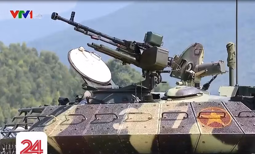 Ngoài ra, trên xe tăng T-54 nâng cấp theo kiểu mới của Việt Nam dù đã bị loại bỏ đi cối 60mm nhưng thay vào đó lại là hỏa lực súng máy 12,7mm được điều khiển từ xa. Nguồn ảnh: VTV24.